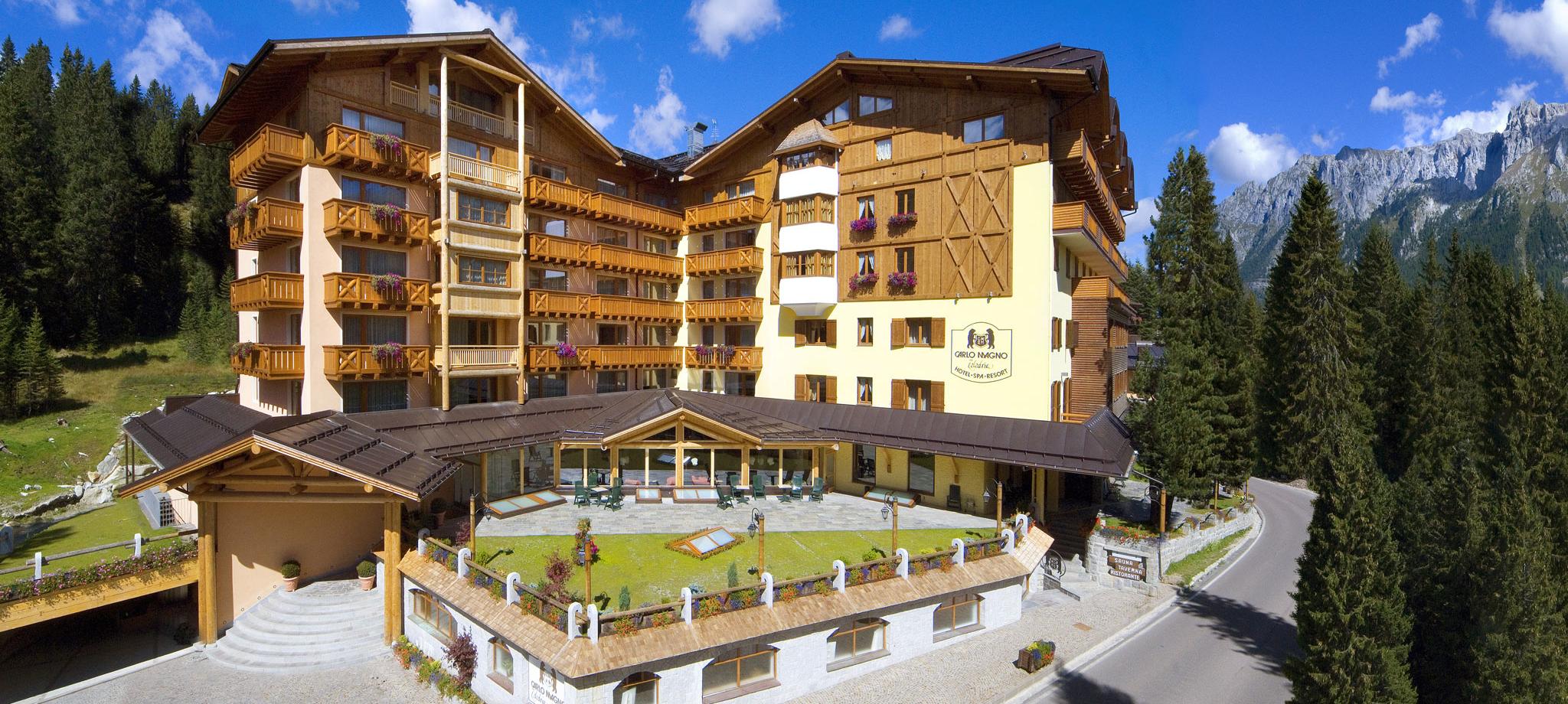 Hotel Carlomagno, esterno diurno